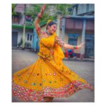 Oindrila Saha Instagram - Kudi nu nachne de🌻 📸 @soumitrishaofficial ❤️ . . . . . . #happysunday #rajarani #disguise #nipa#mithai#zeebangla