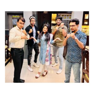 Oindrila Saha Instagram - The most safest place to be.....the great wall of brothers 👨‍👧
.
.
.
.
.
#brothersisterlove #protectivebrothers#offscreenbonding #mithai#zeebangla #zee5