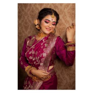 Oindrila Saha Instagram - প্রাণ চায় চক্ষু না চায়,

মরি একি তোর দুস্তরলজ্জা।
.
.
.
.
.

Makeover-Susmita Saha
Designer- @aavijit_d 
Photography- @priyambaksi_photography