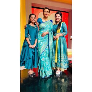 Oindrila Saha Instagram - Aj amra aschi thik bikel 5 tay didi no 1 a ...sudhu matro @zeebanglaofficial 
.
.
.
.
Thank you @oindrila_universe for this beautiful dress ❤️
#zeebangla#didino1 #sreenipa#mithai#sisters#sisterlove❤️