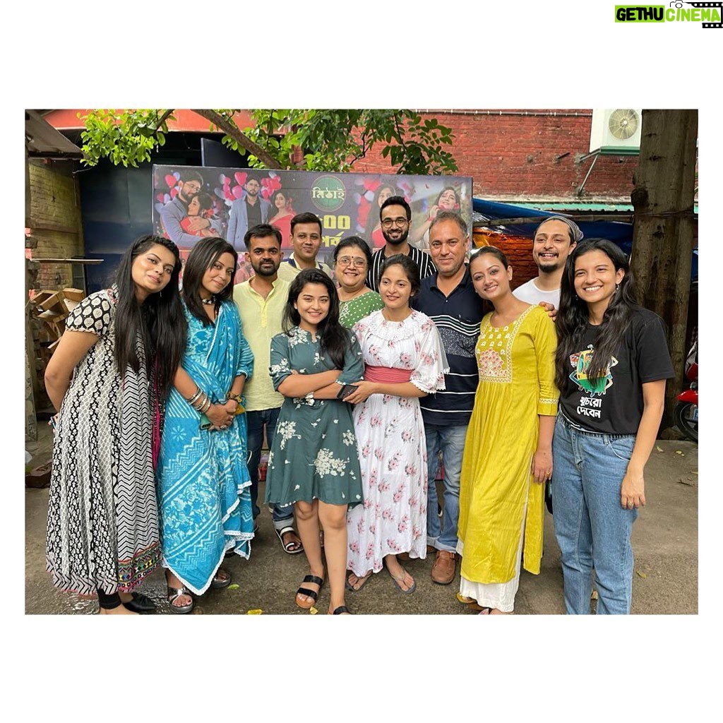 Oindrila Saha Instagram - 500 episodes..... Abhabei pashe thakben🙏🏻❤️ . . . . . . . #mithai#celebration #500episodes #team#love#zeebangla#zeebanglahd Bharat Lakshmi Studio