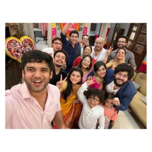 Oindrila Saha Instagram - @zeebanglaofficial akta poribar diyeche….bhalo thakuk monohorar protyek ta manush….camerar aparer abong oparer sobai….❤️
Mithai theke pawa sob somporko gulo beche thak ajibon….seshbarer moto 
  SREENIPA MODAK BANERJEE 🙏🏻