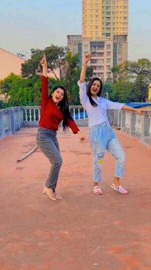 Oindrila Saha Instagram - Happy Birthday Boeshko ! 😃🎂🥳❤️ Aesehi nachte aur nachate raho 👯‍♀️