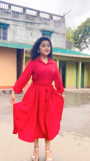 Oindrila Saha Instagram - Kya kya likha hain?🤷🏻‍♀️🤷🏻‍♀️
.
.
.
.
📸 @roytonni 🌹