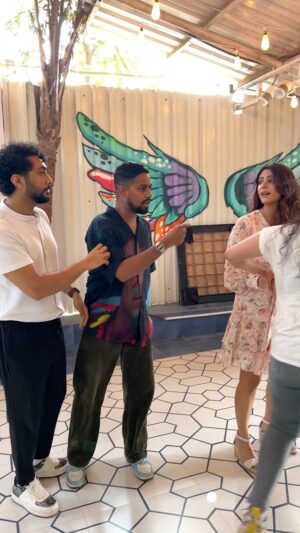 Onima Kashyap Instagram - What would have happened after this? Share your versions in the comments section below 💥 @onimakashyap 🌹 
FT : @ashwin_atz & @nandanibatta 🤍
.
.
.
.
@anupamaraag @zeemusiccompany