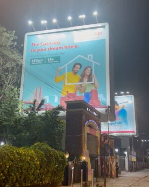 Onima Kashyap Instagram - Last night I was on my way and saw this and I was like ‘oh that’s me’ 😅
Magic brick says getway to your dream home .. for me magic bricks made my dream come true by working with India’s one of the finest actor … @ayushmannk 
@magicbricks_official 

#insta #mood #print #hoarding #ads #love #click