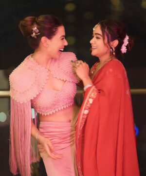 Palak Purswani Instagram - Mil liye jamna paar 😅 @manisharani002 ❤️

Outfit @vridhisomaani
Styled by @stylebyniti
•
•
•
•
#diwali2023 #ethnicwear #diwalioutfit #palakpurswani #manisharani #bigbossott2