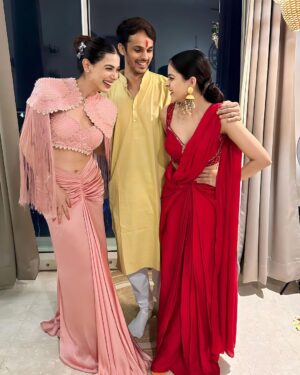 Palak Purswani Instagram - Shaam gulaabi 💓

Outfit @vridhisomaani
Styled by @stylebyniti
•
•
•
•
•
#diwali2023 #ethnicwear #indianwear #palakpurswani