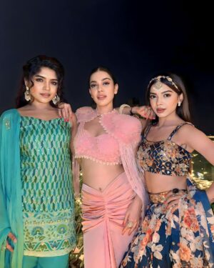 Palak Purswani Instagram - Shaam gulaabi 💓

Outfit @vridhisomaani
Styled by @stylebyniti
•
•
•
•
•
#diwali2023 #ethnicwear #indianwear #palakpurswani