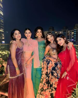 Palak Purswani Instagram - Shaam gulaabi 💓

Outfit @vridhisomaani
Styled by @stylebyniti
•
•
•
•
•
#diwali2023 #ethnicwear #indianwear #palakpurswani