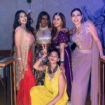 Palak Purswani Instagram - ✨Obligatory Diwali Pose! Check! Thank you @sanayapithawalla for hosting a beautiful night 💓 Outfit : @lapink_by_knareshkumar Styled by : @stylebyniti @epitome.mumbai @Iamjigssanghvi @pooja_gemawat #bestplaceforlivenights #revamped #lowerparel • • • • • #diwali2023 #ethnic #sareelove #diwalioutfit #indianoutfit