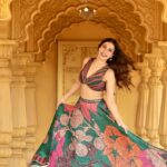 Palak Purswani Instagram - ख़ैरात मे मिल गए हम उन्हें, जिनकी औक़ात मे भी नहीं थे! 😌 (Pinning the top 5 comments 😋) Shot by my favv : @karanhenry Styled by: @cosmo_bydivya Outfit: @basilleafworld Jewellery: @jam__collections Makeup: @makeupbydeepti Hair: @aartijethava_hairstylish Location: @setsinthecity.in • • • • • #bridalwear #lehenga #palakpurswani #ethnic #lehengalove #dreamy #weddingdress #desi