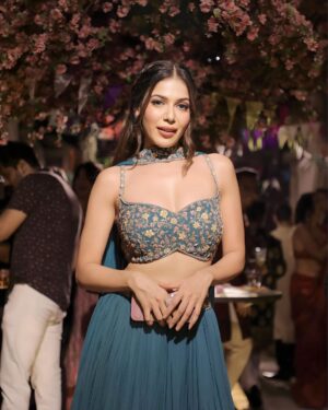 Palak Purswani Instagram - A night of glamour & glitz ✨

📸 @lsd.photography.official 
Outfit @maisolos.world
Styled by @aarshiirani
Makeup @nancypamnanimua 
Hair @makeupandhairbydisha 
•
•
•
•
#palakpurswani #diwalioutfit #ethnicwear #diwalivibes #lehenga