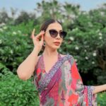 Palak Purswani Instagram - Palat —> Palat —> Palat —> Floral sarees and ultra-cool shades - dialing up my festive daywear vibe! 🌸🕶️ Don’t miss out on the @lenskart trendiest eyewear collection with up to 60% off this Festive season. Hurry up! 🔍 152846 🔍 209300 #Lenskart #LenskartSquad