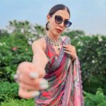 Palak Purswani Instagram - Palat —> Palat —> Palat —> Floral sarees and ultra-cool shades - dialing up my festive daywear vibe! 🌸🕶️ Don’t miss out on the @lenskart trendiest eyewear collection with up to 60% off this Festive season. Hurry up! 🔍 152846 🔍 209300 #Lenskart #LenskartSquad