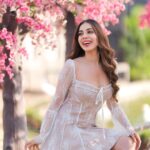 Palak Purswani Instagram - So I sneak out to the garden to see you We keep quiet, 'cause we're dead if they knew So close your eyes Escape this town for a little while ✨ Photographer @karanhenry Styled by : @cosmo_bydivya Outfit : @themeshstore.co Jewellery: @jam__collections Makeup: @makeupbydeepti Hair: @aartijethava_hairstylish Location: @setsinthecity.in