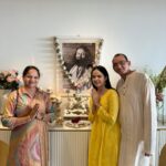 Palak Sindhwani Instagram - Happy Gurpurab! ❤️ What an auspicious day to be in your presence Gurudev, Thank You For holding my hand and helping me walk through this journey, One glimpse of you and I get so emotional, You asked me - Happy?! And I just smiled like you know it all Gurudev, Pyaar ho aap, Thank You for choosing me, I LOVE YOU!! ✨👨‍👧 Thank you my angel @shwetavyas1305 for always being there! 😘 Wearing - @rangrez.ethnic . . #guru #gurpurab #aol #love #blessed #thankyouuniverse