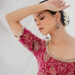 Palak Sindhwani Instagram - Intezaar..🌸 . . Clicked by - @vikasgorule HMU - @shine_and_shadow_ Outfit - @krupa_jain . . #postoftheday #festivevibes #ethnicwear #traditional #fyp #ootd #explore #palaksindhwani