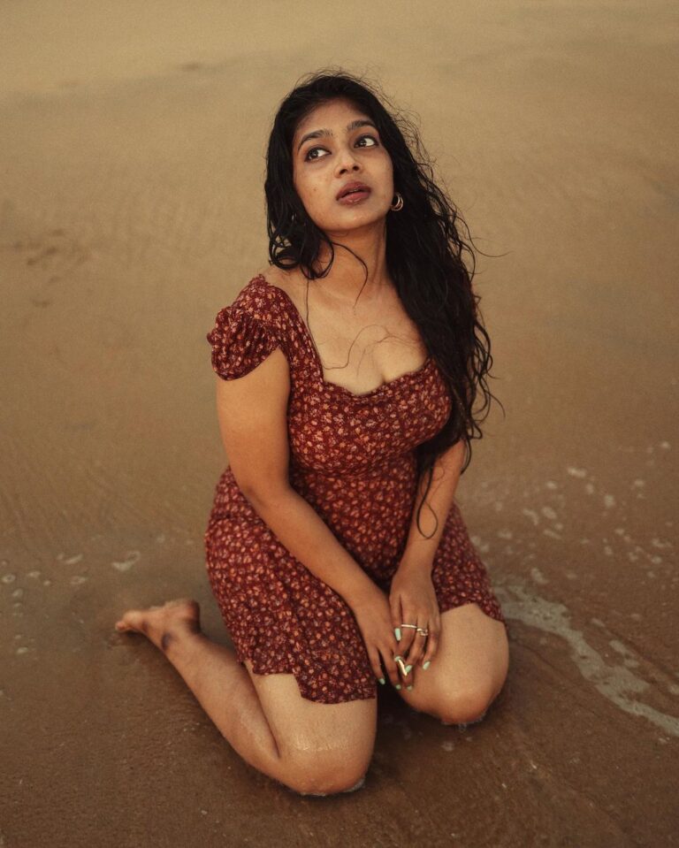 Parvathy Saran Instagram - let the sea set you free 🧜‍♀️ . shot by @vimal_rebel