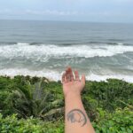 Parvathy Saran Instagram - Some memories never leave 💙 . Thank You @zuuzuuholidays for organising a fab trip to Varkala with my Family ✨ Amma is Happpy Max & she felt Sooper Comfortable throughout the Journey. Cheers to more trips together #ZuuZuuHolidays 🥂 Resort : @elixircliff Varkala Beach Kerala