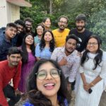 Parvathy Saran Instagram - Namma Atti 🖤 Friends that become family.. new house..new beginnings.. sooo happy to have these people in my life.. Nibbas of #MCC #Valsa #MKU & some sooper cool media friends 🥂 good vibes only & what an amazing day 🧿 memories !!! #housewarming Chennai, India