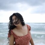 Parvathy Saran Instagram - கண்கள் ஏதோ…🌊 . . Video @vimal_rebel Cuts @thephotomanphotography Trip Organiser @zuuzuuholidays Varkala Beach Kerala