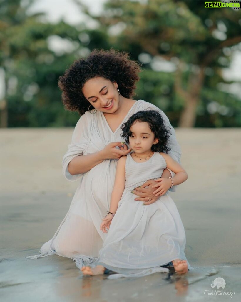 Pearle Maaney Instagram - You will always be the one who taught me how to be a Mom 🩵🧿 . 🩵 Click @todstories Styling & MUA @ashna_aash_ Pearle and Nila’s Outfits @arsignatureofficial