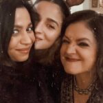Pooja Bhatt Instagram - From Us to you’ll ♥️🎄✨ #Christmas2023