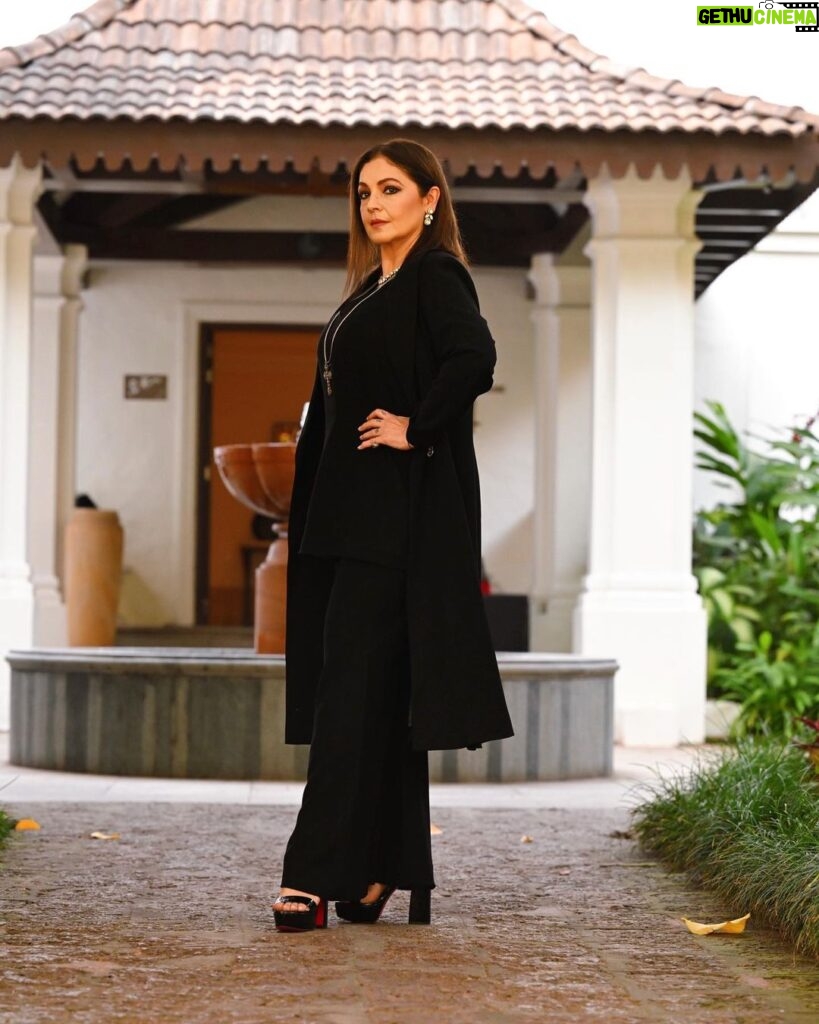 Pooja Bhatt Instagram - “Show me a sane man and I will cure him for you” Carl Jung #Sanaathefilm #Sanaadiaries #iamsanaa #iffi54goa #grandhyattgoa #poojabhatt #blackfashion