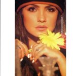 Pooja Bhatt Instagram - Shot by a dear friend,at another dear friend’s home,in the late 90’s,hours before we hit the Ghetto! 😜 📸 Sumeet Chopra 🖤 Photo courtesy @bollywoodmemories0 #the90s #manymemories #noevidence #organictimes