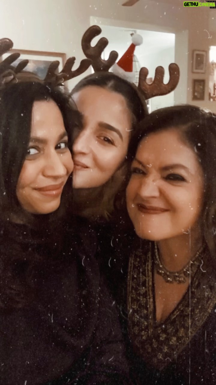Pooja Bhatt Instagram - From Us to you’ll ♥️🎄✨ #Christmas2023