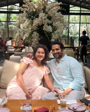 Pooja Ramachandran Instagram - We recreated some special memories with our little favourite travel buddy.. 🥰

Before Kiaan and after Kiaan 👶🏼♥️

#beforeafter #withourson