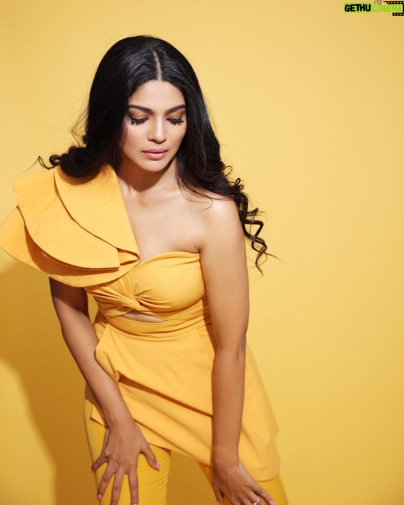 Pooja Sawant Instagram - 💛 Outfit by @kayjaybykritika Styled by @styledbyshakti Shot by @shrutisbagwe Make up @vrushti_harkare