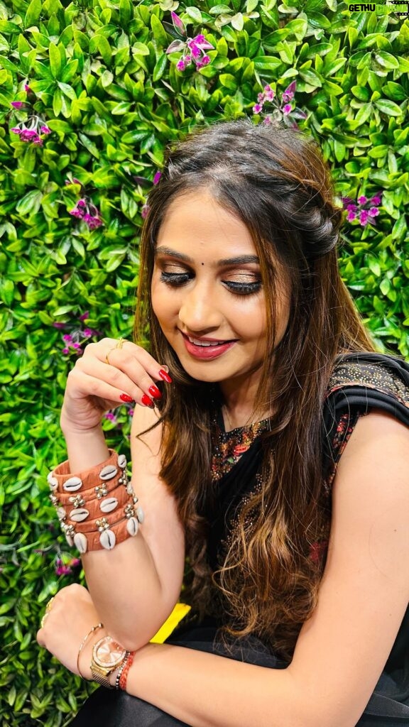 Poonam Mishra Instagram - Old is gold…🥰🥰 Just a quick one😝😜 Mua @babitamarvella ❤️❤️❤️