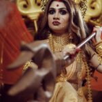 Poonam Mishra Instagram - May the divine blessing of the goddess of power, Maa Durga, be with you forever..🙏🏻 Happy Dussehra to all …. #durgamaalook#pujo2k23#dusshera2k23#makeupartist#makeupartistbhubaneswar#makeupbyubonita Bhubaneswar, India