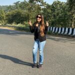 Poonam Mishra Instagram - Hey hey chalo na!!!! #travelling #artistlife #enjoytravelling #instadaily