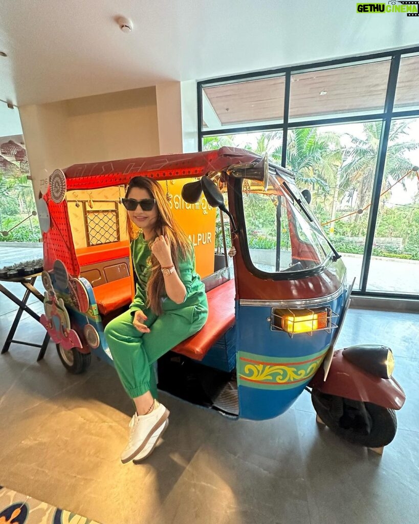 Poonam Mishra Instagram - Traveling is the best way to feed the soul and expand the mind….. 🧤🧣🎅🧦