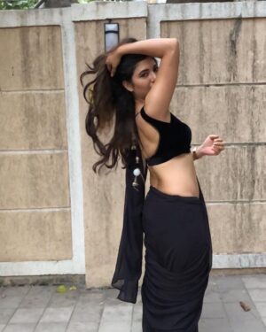 Poonam Rajput Instagram - Grace in women has more effective then beauty! 🖤