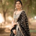 Pranika Dhakshu Instagram - எடுத்துக்காட்டிற்கு எங்கு போவேன்… நகலே இல்லா நறுமணம் அவள்….!!!!!🍃✨ . . Costume : @diademstore.in MUA : @sharanyas_makeupartistry Pc : @skmani_photography . . #pranikadhakshu #zeeawards #outfit #classy #black #diademuertos #zeeawards2023 #zeetamil #meenachiponnunga