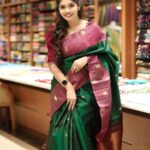 Pranika Dhakshu Instagram - மழை வருகிறதா என்று பார்க்க ஐன்னல் வழி கைநீட்டி பார்க்கிறாள் அவள்…..!!!! தன்னைத் தான் கேட்கிறாள் என்று அவள் விரல்களில் பொழியத் தொடங்குகிறது மழை….!!!!! மழையும் அவளும் அழகுதான் பூமிக்கு..!!!🦋🍃 Silksaree @thechennaisilks Click @skmani_photography MUAH @thanushiya_bridal_studio . . . #pranikadhakshu #zara #chennaisilks #silksaree #kanchipuramsilksaree #creator