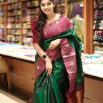 Pranika Dhakshu Instagram – மழை வருகிறதா என்று  பார்க்க 
ஐன்னல் வழி கைநீட்டி பார்க்கிறாள் 
அவள்…..!!!!
தன்னைத் தான் கேட்கிறாள் என்று
அவள் விரல்களில் 
பொழியத் தொடங்குகிறது மழை….!!!!!
மழையும் அவளும்
அழகுதான் பூமிக்கு..!!!🦋🍃

Silksaree @thechennaisilks 
Click @skmani_photography 
MUAH @thanushiya_bridal_studio 
.
.
.
#pranikadhakshu #zara #chennaisilks #silksaree #kanchipuramsilksaree #creator