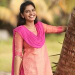Pranika Dhakshu Instagram - வானவில்லே கவிதை கேட்டால் வார்த்தைகளுக்கு நான் எங்கு செல்ல…??? வேண்டுமென்றால் வண்ணத்துப்பூச்சியின் வண்ணத்தை வார்த்தைகளில் சாயம் பூசி அனுப்பவா…!!!! 🦋🍃 Beautiful kurti from @labelssarumathi . . . #pranikadhakshu #zara #durga #meenakshiponnunga #zeetamil #kurti #kurtilover