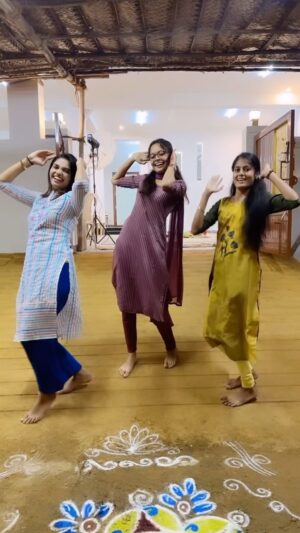 Pranika Dhakshu Instagram - Sisters squad 😉

#zara #pranikadhakshu #sisters #familyfunction #funtime #enjoyment