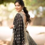 Pranika Dhakshu Instagram - உன் கண்களின் மொழியை மொழிப்பெயர்த்தே ஆனேனே சிறு கவிஞனாய்…!!!! 🍃 . . Costume : @diademstore.in MUA : @sharanyas_makeupartistry Pc : @skmani_photography . . #pranikadhakshu #zeeawards #outfit #classy #black #diademuertos