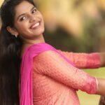 Pranika Dhakshu Instagram - வானவில்லே கவிதை கேட்டால் வார்த்தைகளுக்கு நான் எங்கு செல்ல…??? வேண்டுமென்றால் வண்ணத்துப்பூச்சியின் வண்ணத்தை வார்த்தைகளில் சாயம் பூசி அனுப்பவா…!!!! 🦋🍃 Beautiful kurti from @labelssarumathi . . . #pranikadhakshu #zara #durga #meenakshiponnunga #zeetamil #kurti #kurtilover