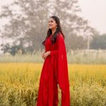 Pranjal Dahiya Instagram - “Muskurahat dekh kar unki hum hosh gawa baithe, Hum hosh mein aane ko the, woh phir muskura baithe”🌹 . Suit by @rawaajbynavbrar 🌸 . . #pranjaldahiya #gulabiqueen