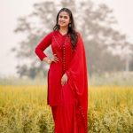 Pranjal Dahiya Instagram - “Muskurahat dekh kar unki hum hosh gawa baithe, Hum hosh mein aane ko the, woh phir muskura baithe”🌹 . Suit by @rawaajbynavbrar 🌸 . . #pranjaldahiya #gulabiqueen