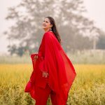 Pranjal Dahiya Instagram - “Muskurahat dekh kar unki hum hosh gawa baithe, Hum hosh mein aane ko the, woh phir muskura baithe”🌹 . Suit by @rawaajbynavbrar 🌸 . . #pranjaldahiya #gulabiqueen