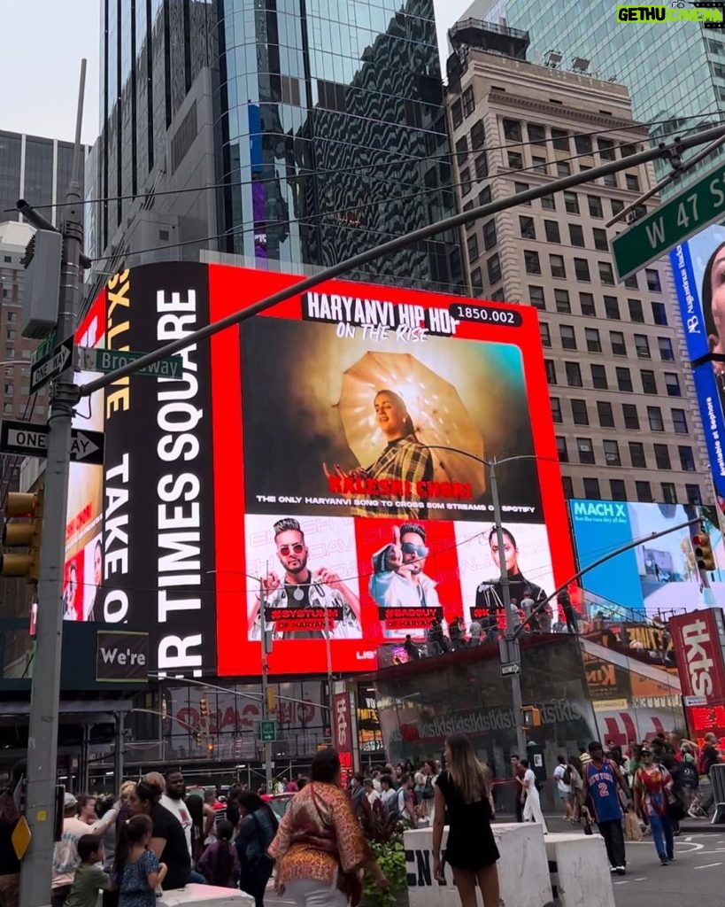 Pranjal Dahiya Instagram - Good morning everyone! Sharing our Times Square NYC city takeover!👯‍♀️ This is to celebrate you all who have been creating and supporting Haryanvi HipHop scene since day 1. Haryanvi HipHop is on the rise quite literally, artists are setting milestones, creators are supporting it and taking it to new audiences. We ourselves have set a record since *Kaleshi Chori* became the first ever haryanvi song to cross 50M streams on Spotify.🔥🧿 . @dgimmortal @officialraga @harjasharjaayi @virtual_af @darkhorse @deepesh.dg @corrupt_tuber @elvish_yadav @vyrlharyanvi . . #pranjaldahiya #newyorkcity New-York City