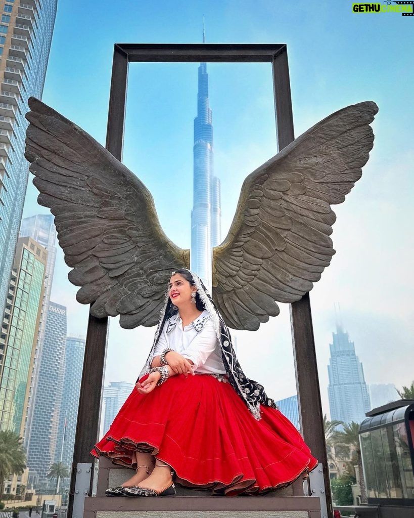 Pranjal Dahiya Instagram - Just be yourself, there is no one better✨ . . . #pranjaldahiya #gulabiqueen Burj Khalifa, Dubai